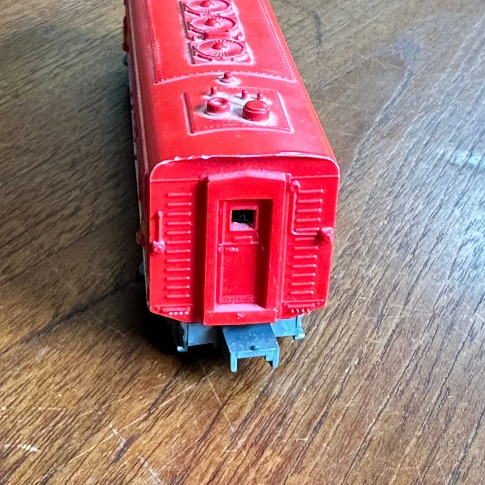 Athearn Rock Island HO Scale Diesel Locomotive Engine Red Yellow 7 Inch